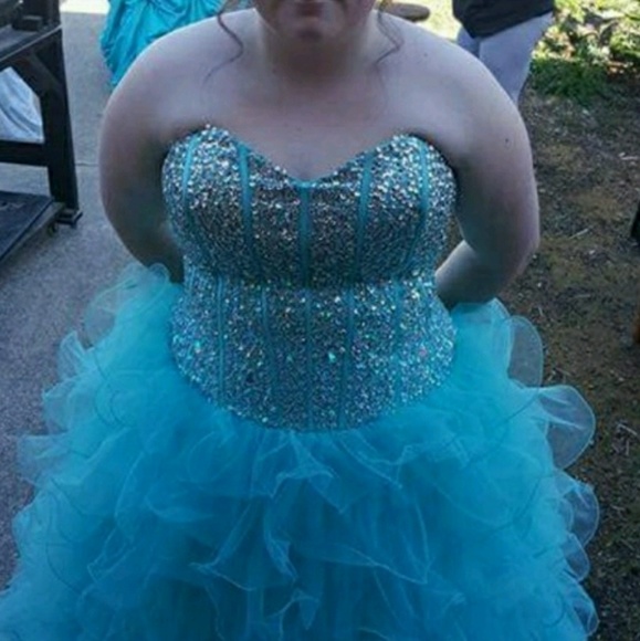 FORMAL DRESS - Picture 2 of 4